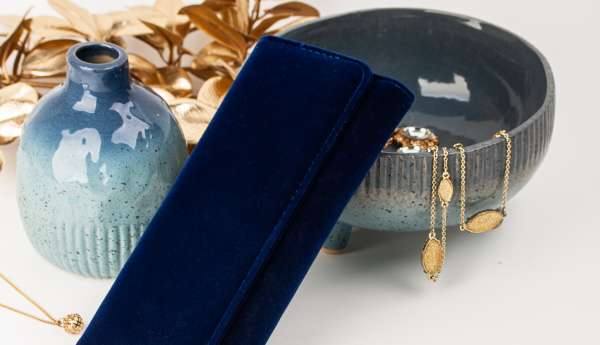 Opakowania do przechowywania i transportu biżuterii – w co warto zaopatrzyć swój salon jubilerski?